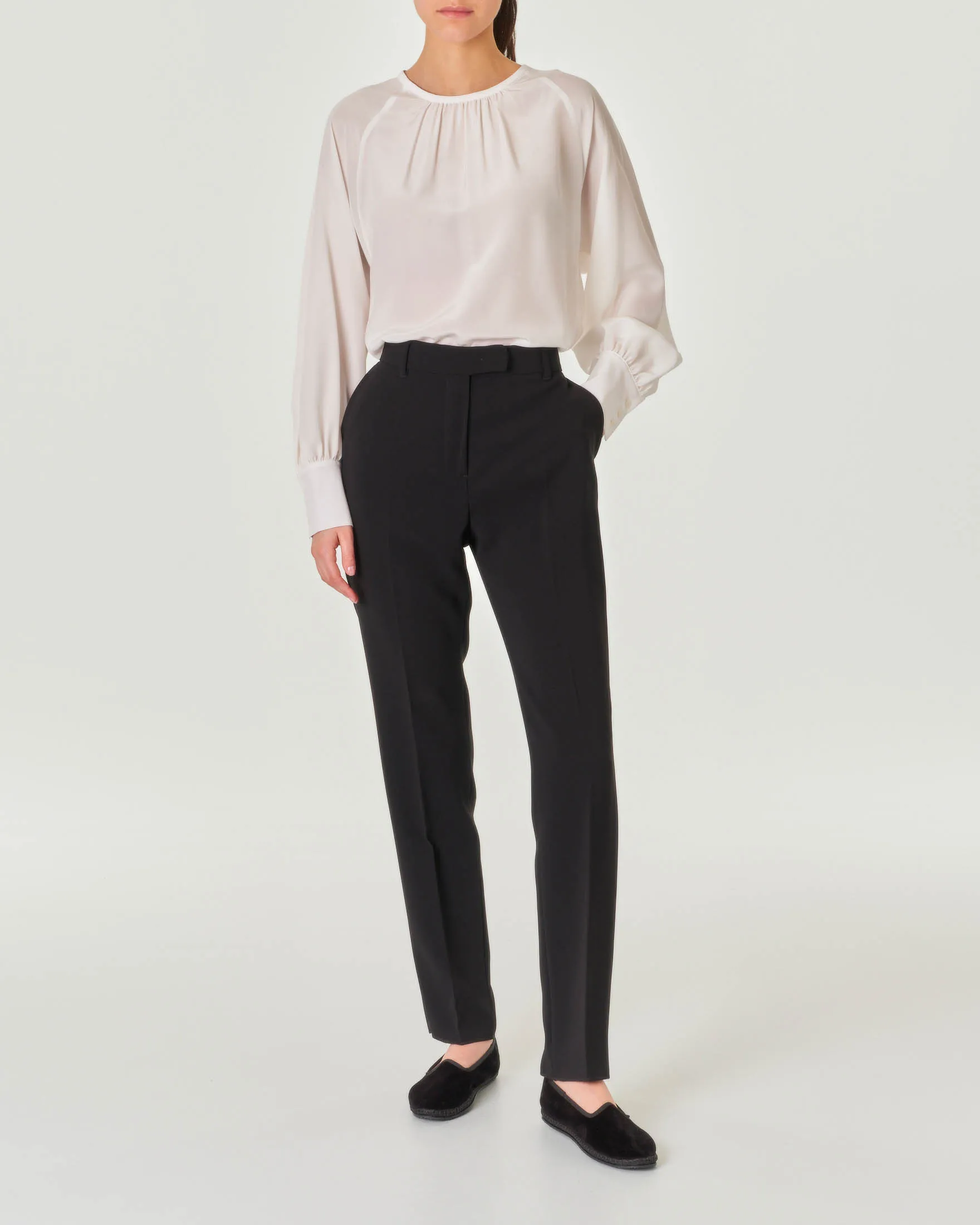 Pantaloni neri in cadi dalla linea dritta e vestibilità slim