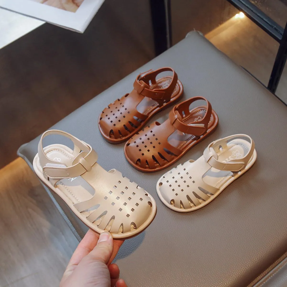 Sandali in pelle verniciata per ragazze 2024 Estate nuovissimo ragazzo scarpe da spiaggia per bambini sandali sportivi per bambi