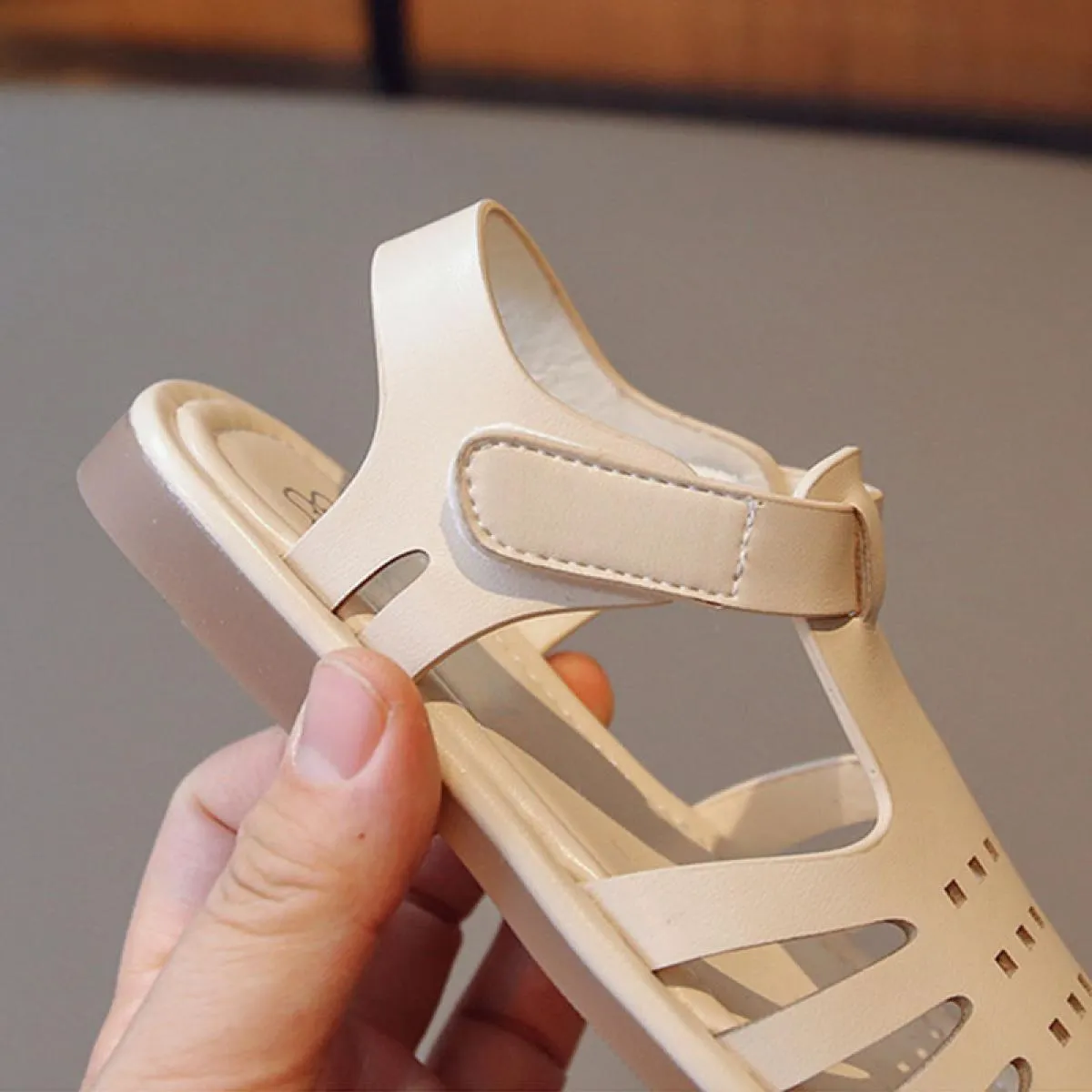 Sandali in pelle verniciata per ragazze 2024 Estate nuovissimo ragazzo scarpe da spiaggia per bambini sandali sportivi per bambi