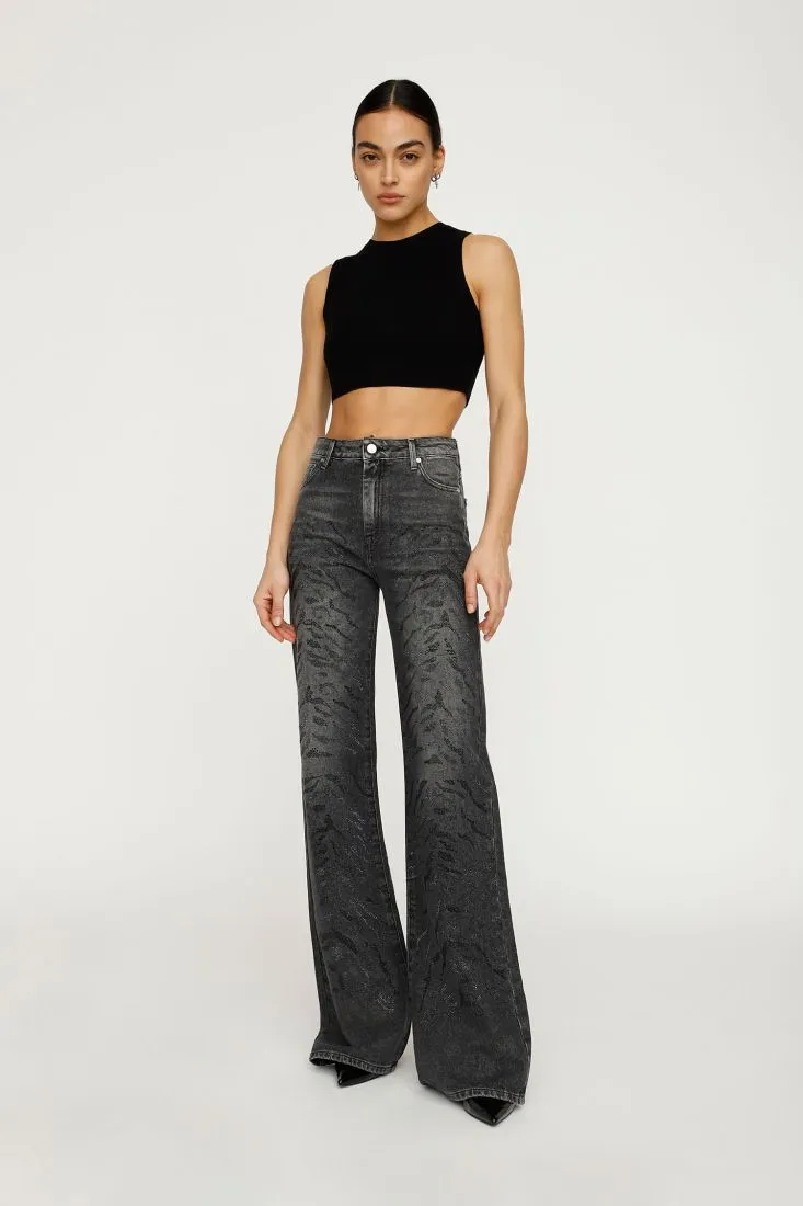  Wide-leg jeans with unique details    